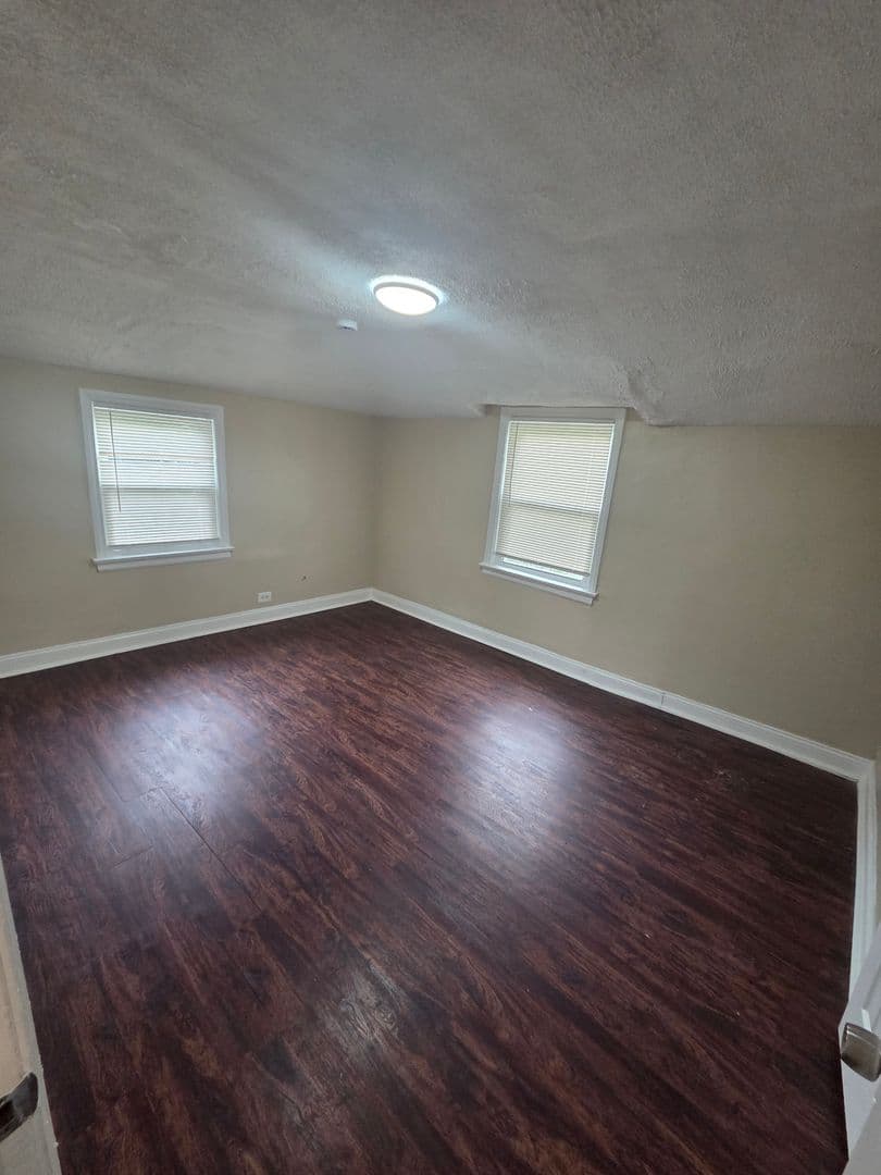 Chicago House: 9911 S Paxton Ave