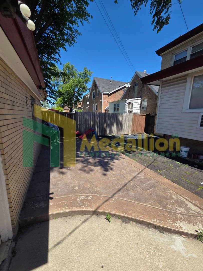 Chicago Apartment: 7154 S Francisco Ave