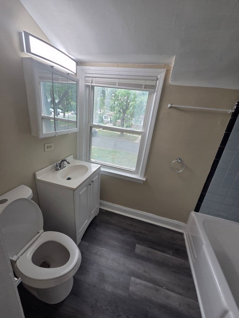 Chicago House: 9911 S Paxton Ave
