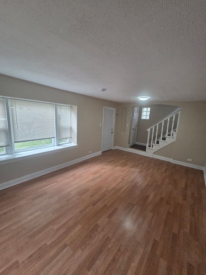 Chicago House: 9911 S Paxton Ave