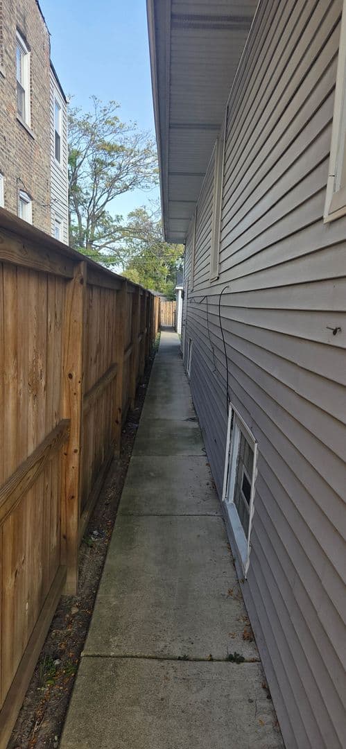 Chicago House: 9815 S Throop St