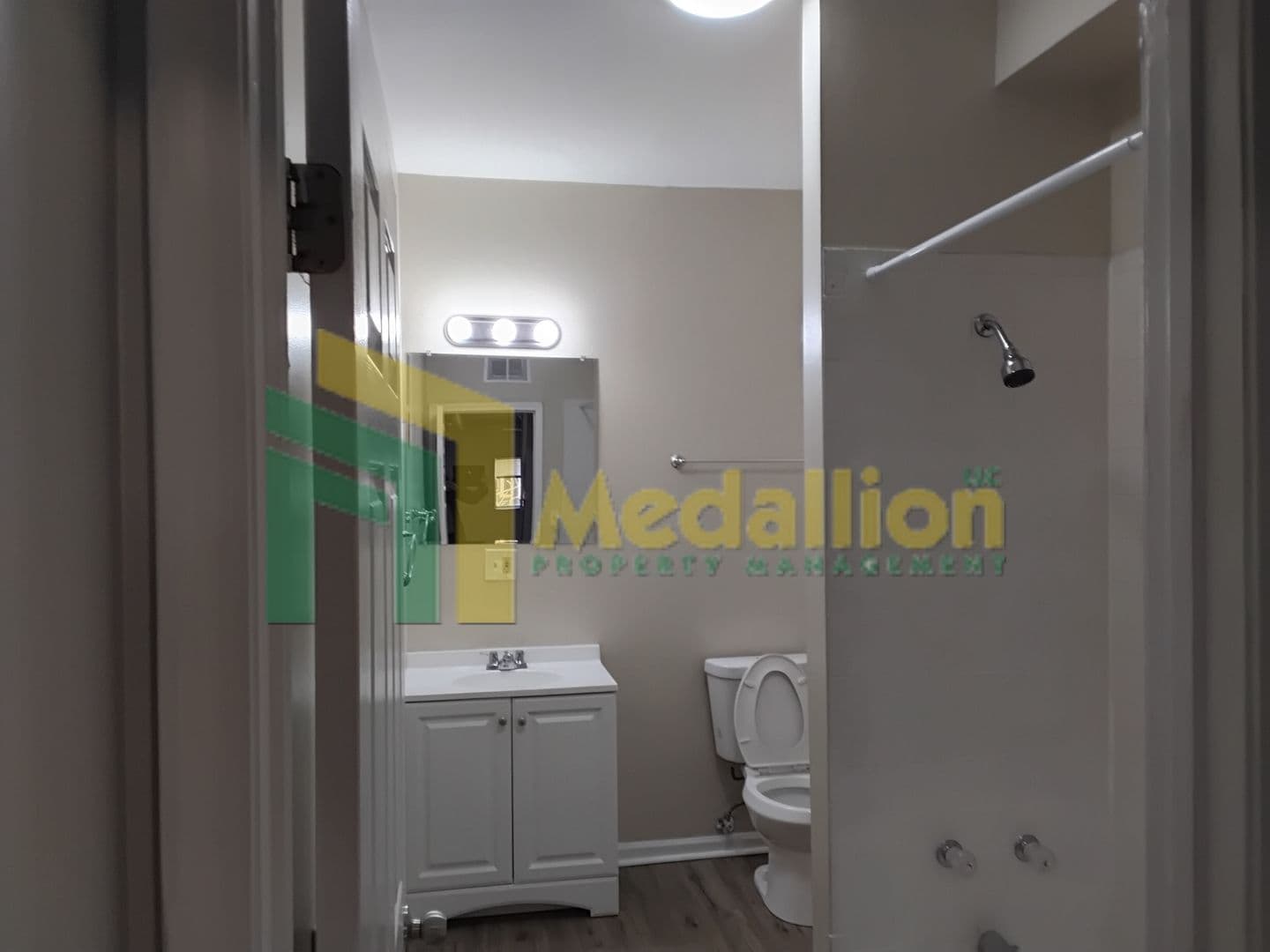 Chicago Apartment: 1241 N Ashland Ave (2nd Fl Rear)