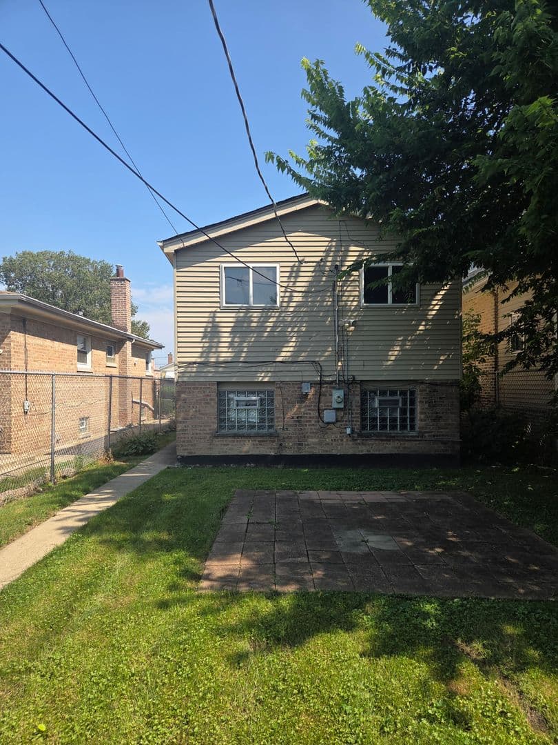 Chicago House: 7514 S Winchester Ave
