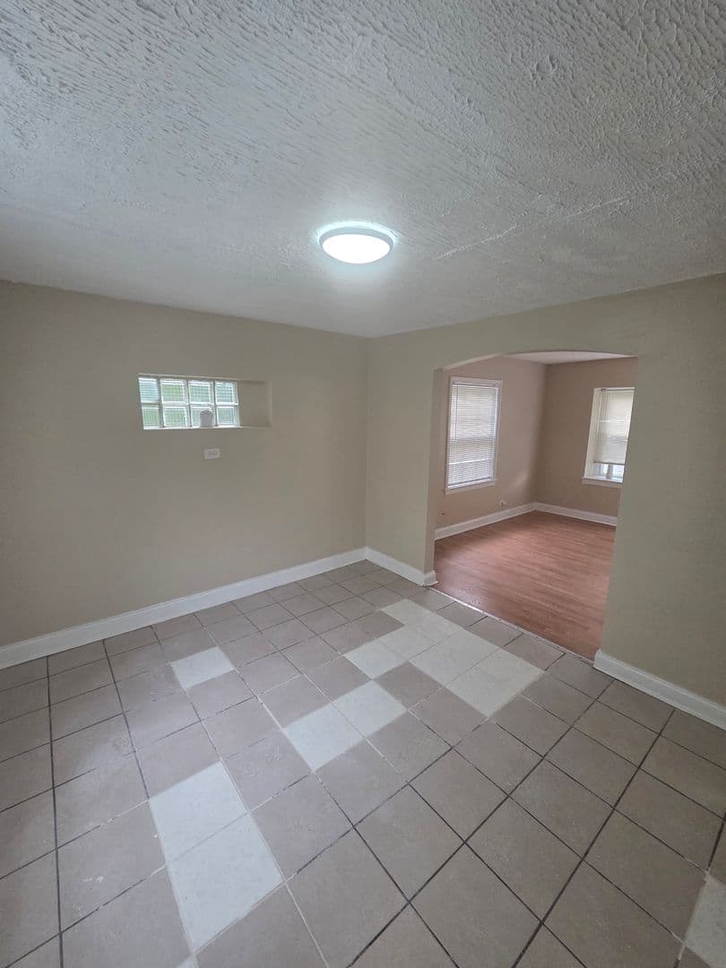Chicago House: 9911 S Paxton Ave