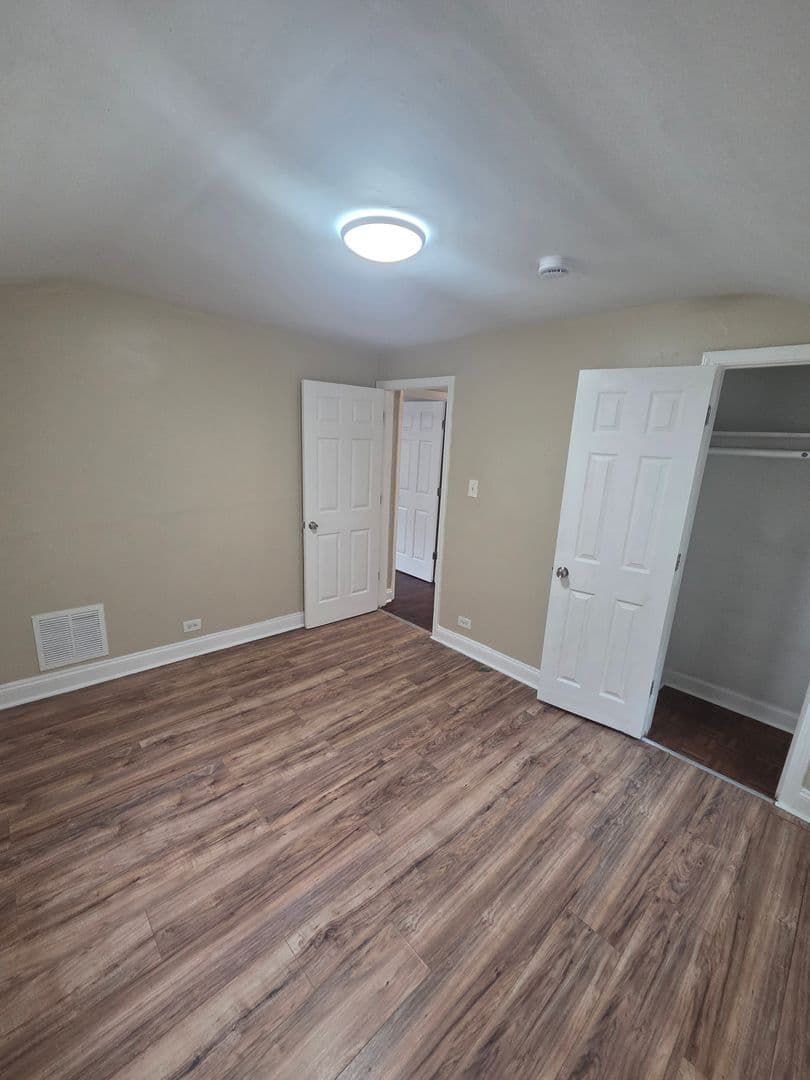 Chicago House: 9911 S Paxton Ave