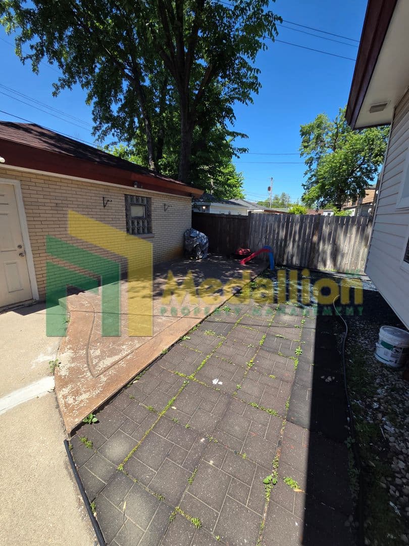 Chicago Apartment: 7154 S Francisco Ave