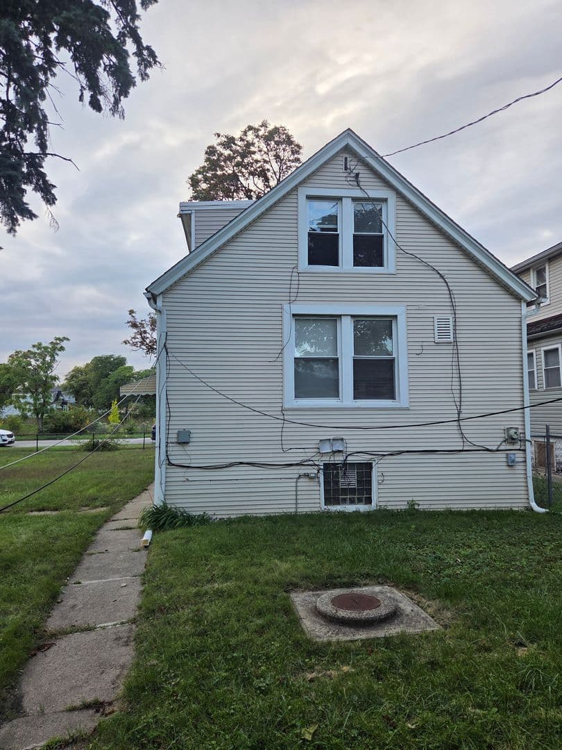 Chicago House: 10135 S Racine Ave