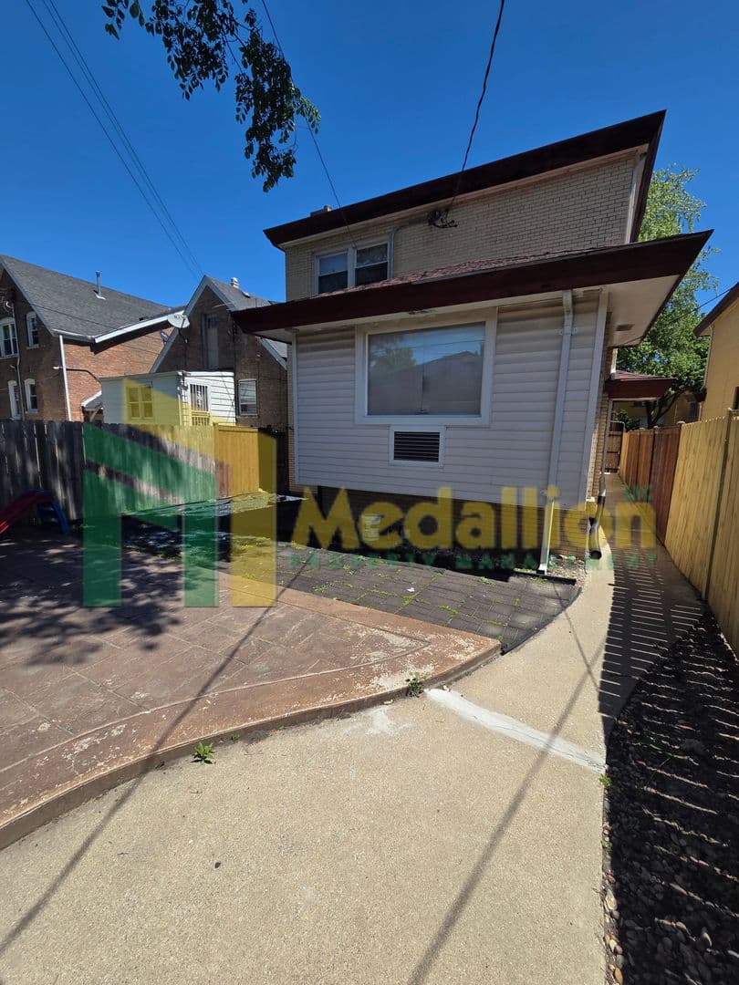 Chicago Apartment: 7154 S Francisco Ave