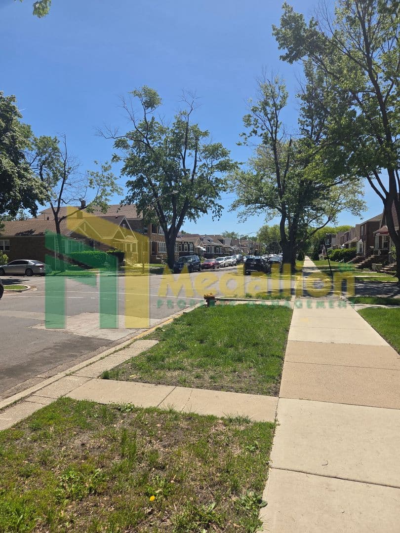 Chicago Apartment: 7154 S Francisco Ave