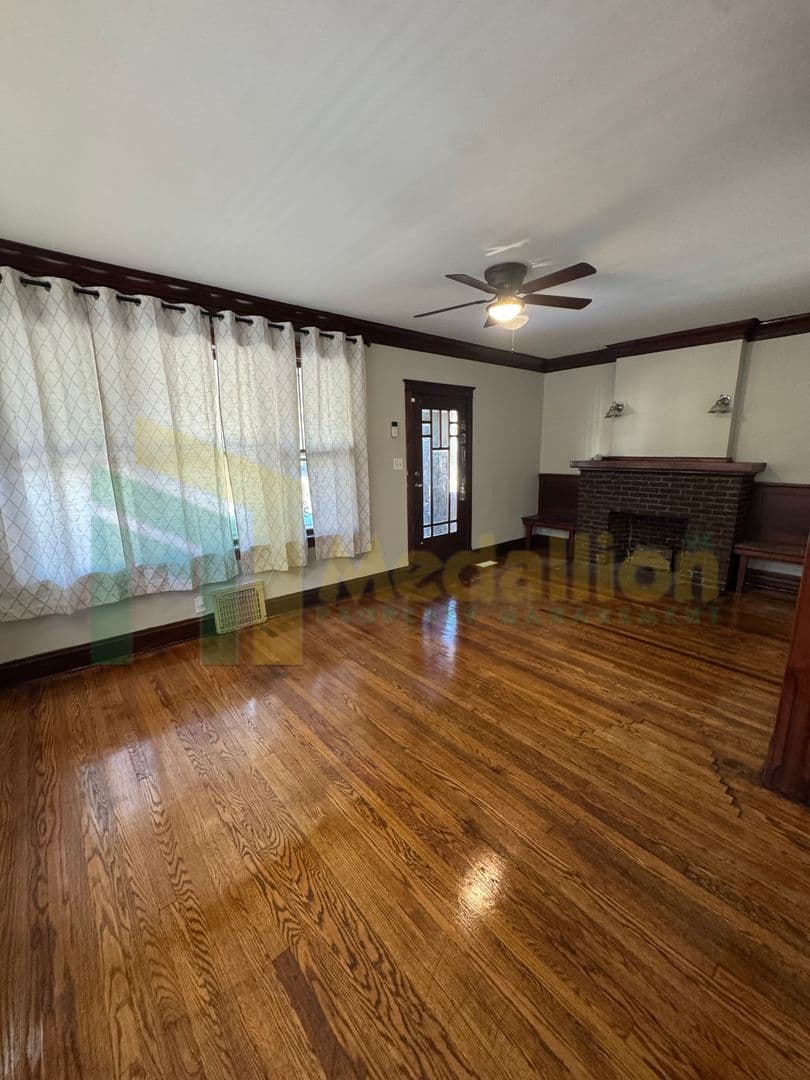 Chicago House: 133 E 114th Pl