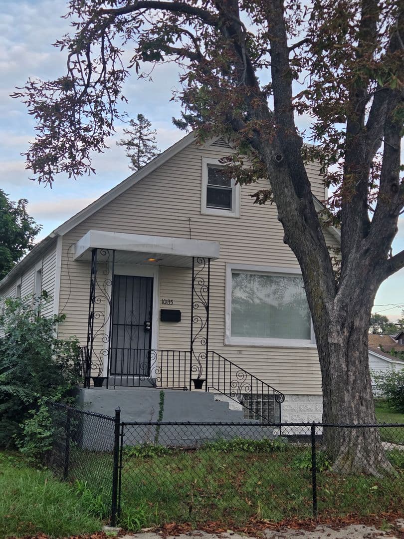 Chicago House: 10135 S Racine Ave
