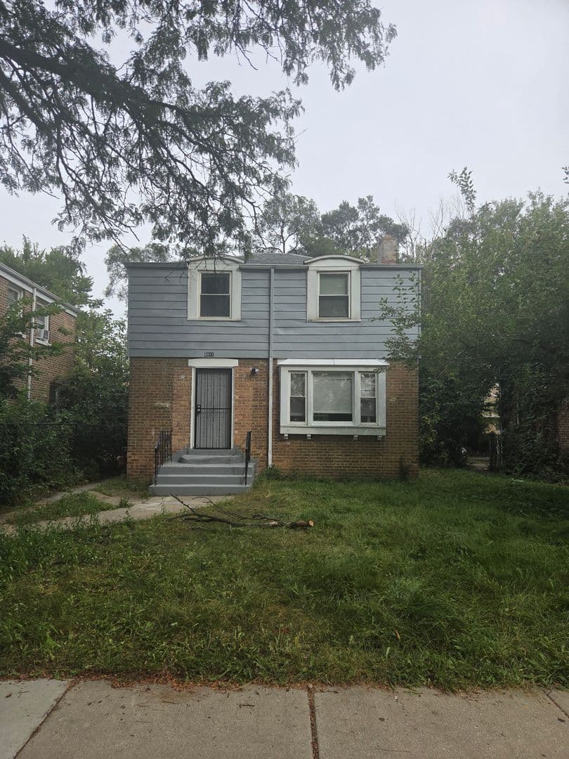 Chicago House: 9911 S Paxton Ave