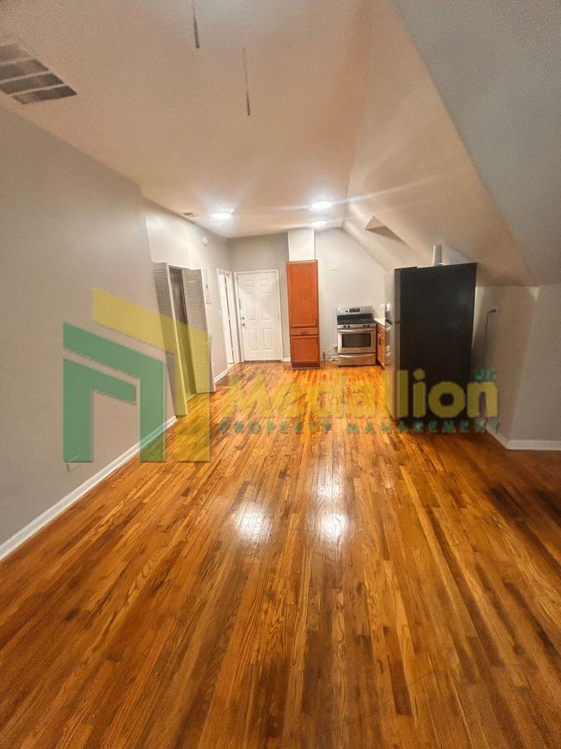 Chicago Apartment: 4700 W Monroe St