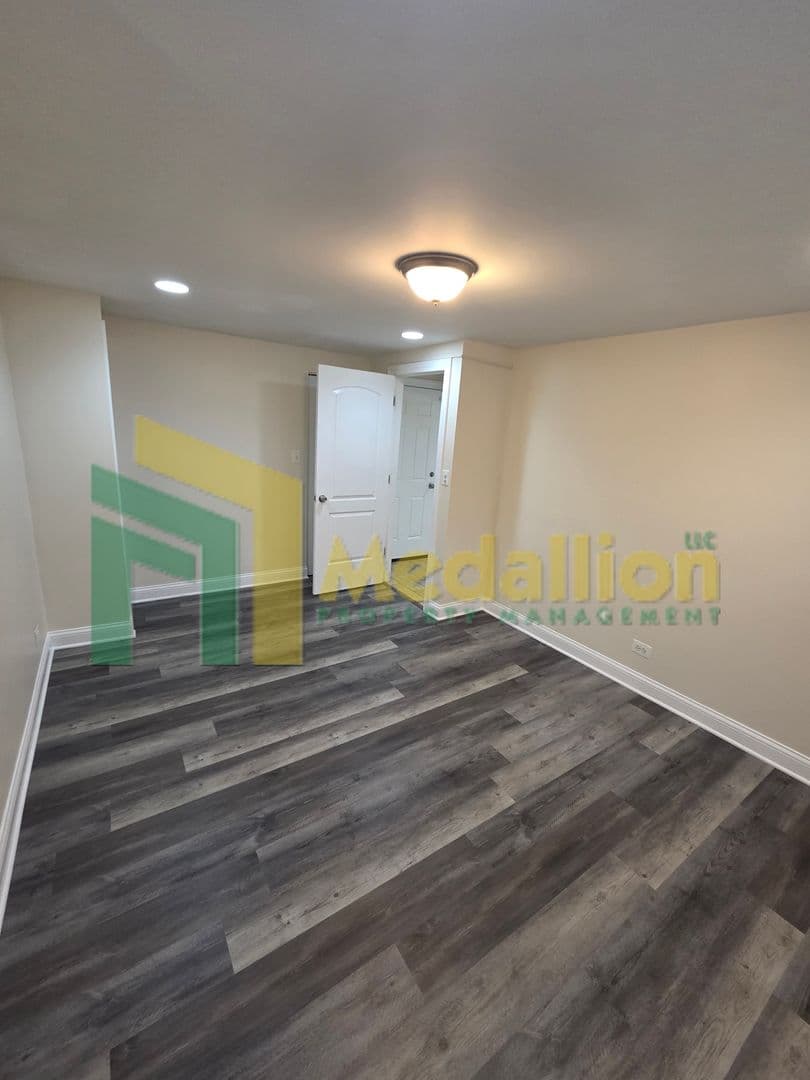 Chicago Apartment: 7154 S Francisco Ave