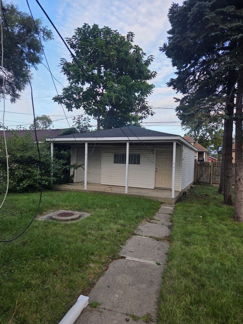 Chicago House: 10135 S Racine Ave