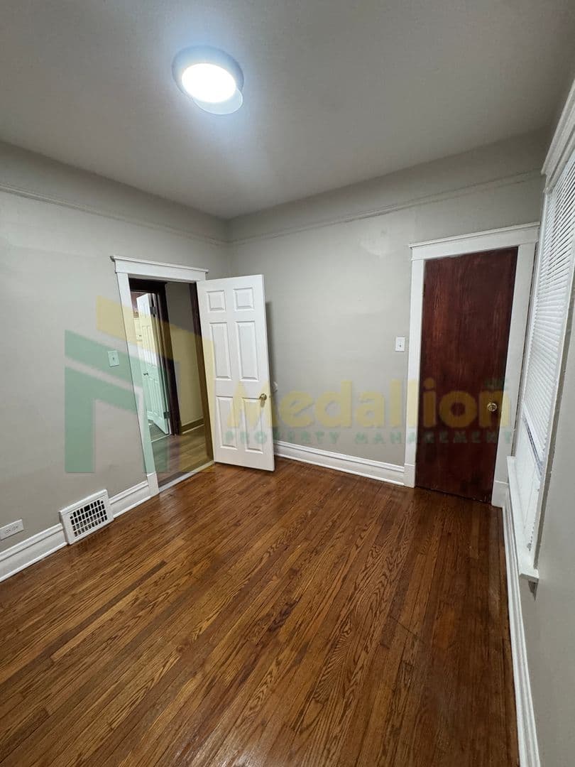 Chicago House: 133 E 114th Pl