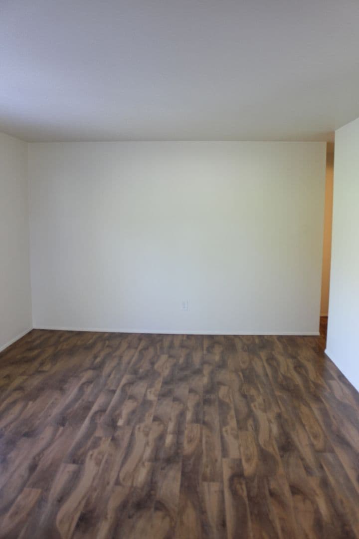 Hillsboro Apartment: 2025 SE River Road