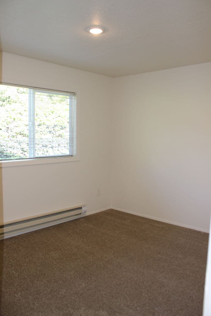 Hillsboro Apartment: 2025 SE River Road