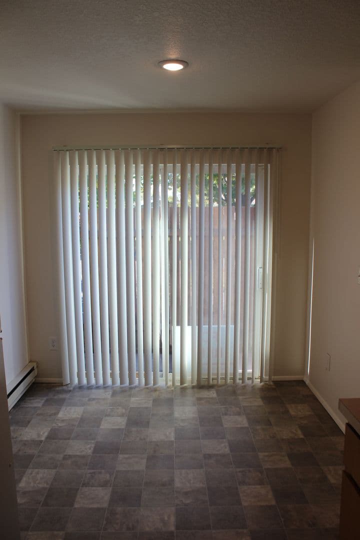 Hillsboro Apartment: 2025 SE River Road