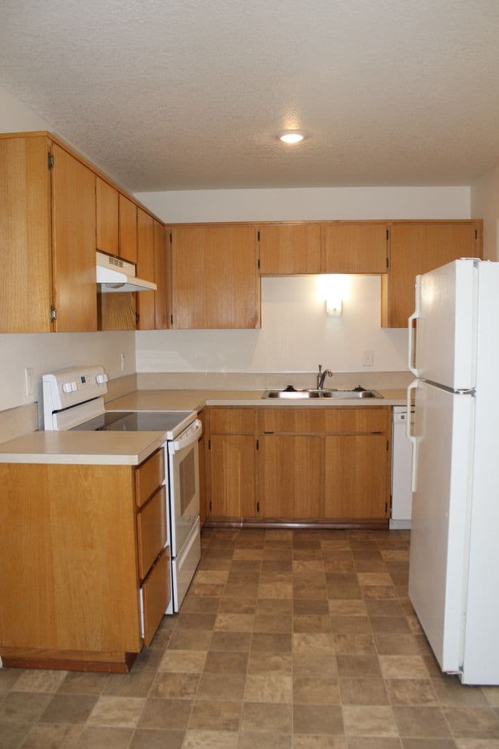 Hillsboro Apartment: 2025 SE River Road