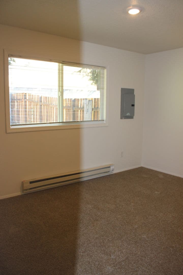 Hillsboro Apartment: 2025 SE River Road