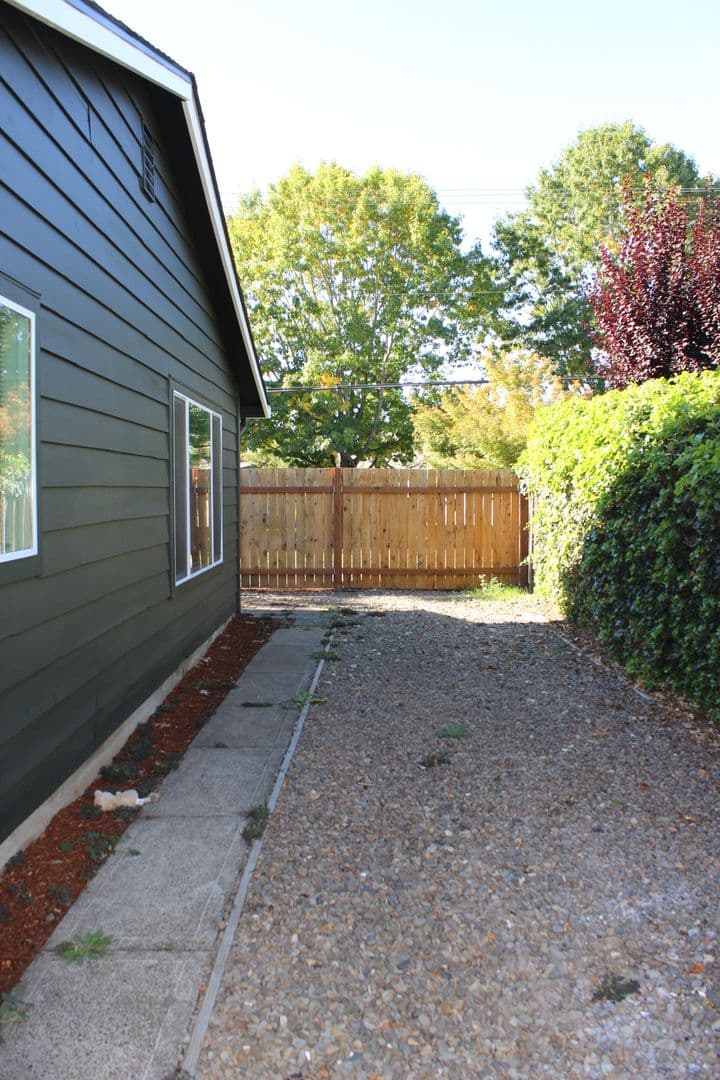 Hillsboro Apartment: 2025 SE River Road