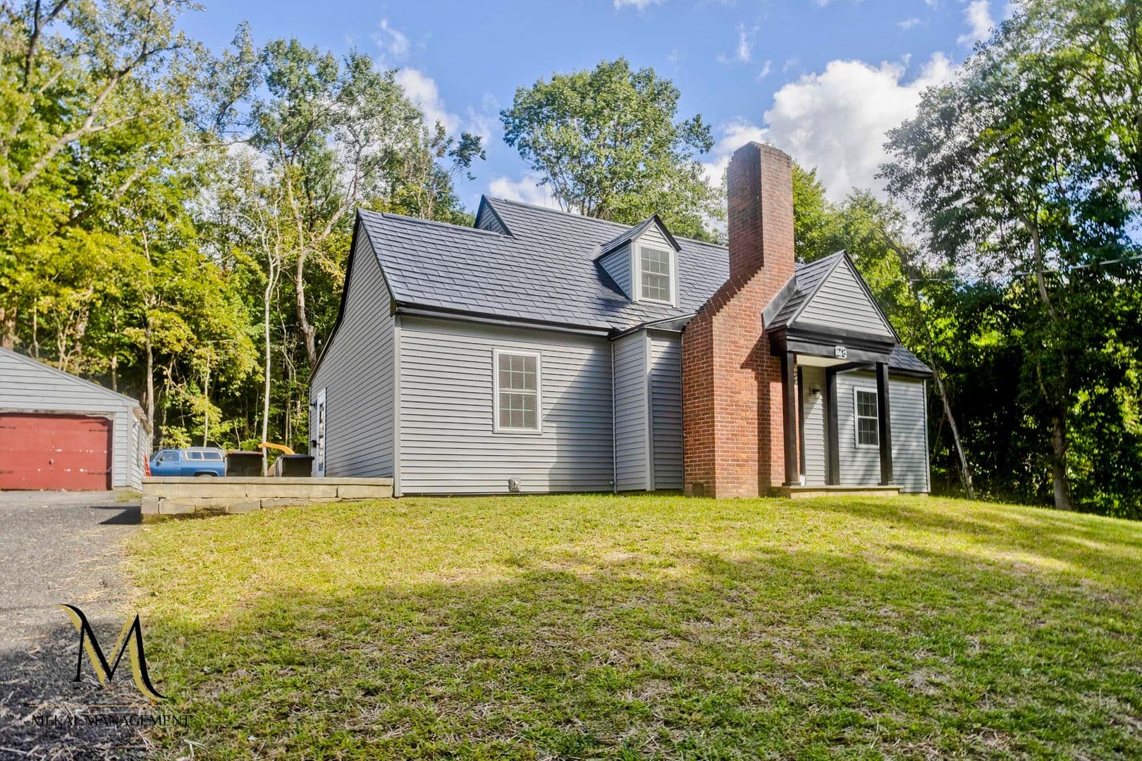 South Hadley House: 28 Hillside St