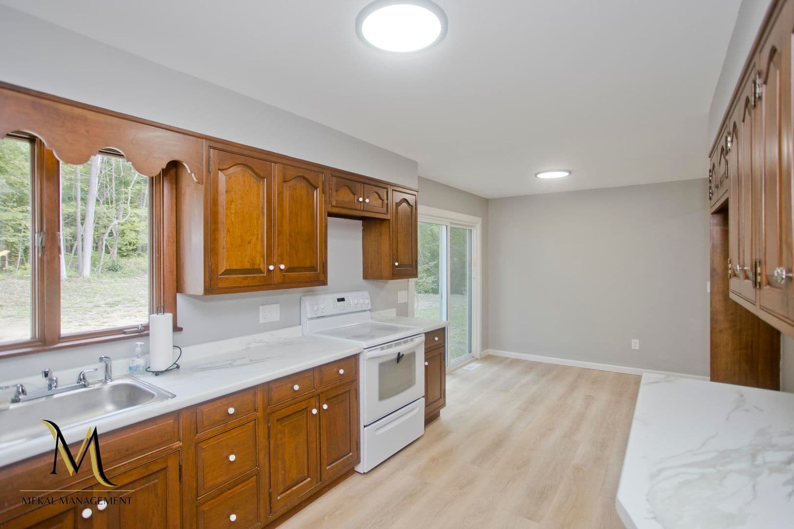 South Hadley House: 28 Hillside St