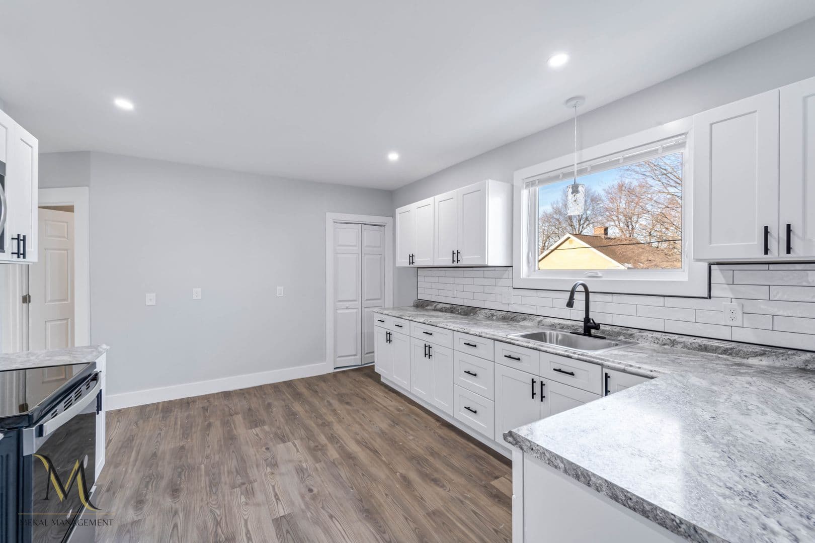 Holyoke Apartment: 403-405 S Elm St