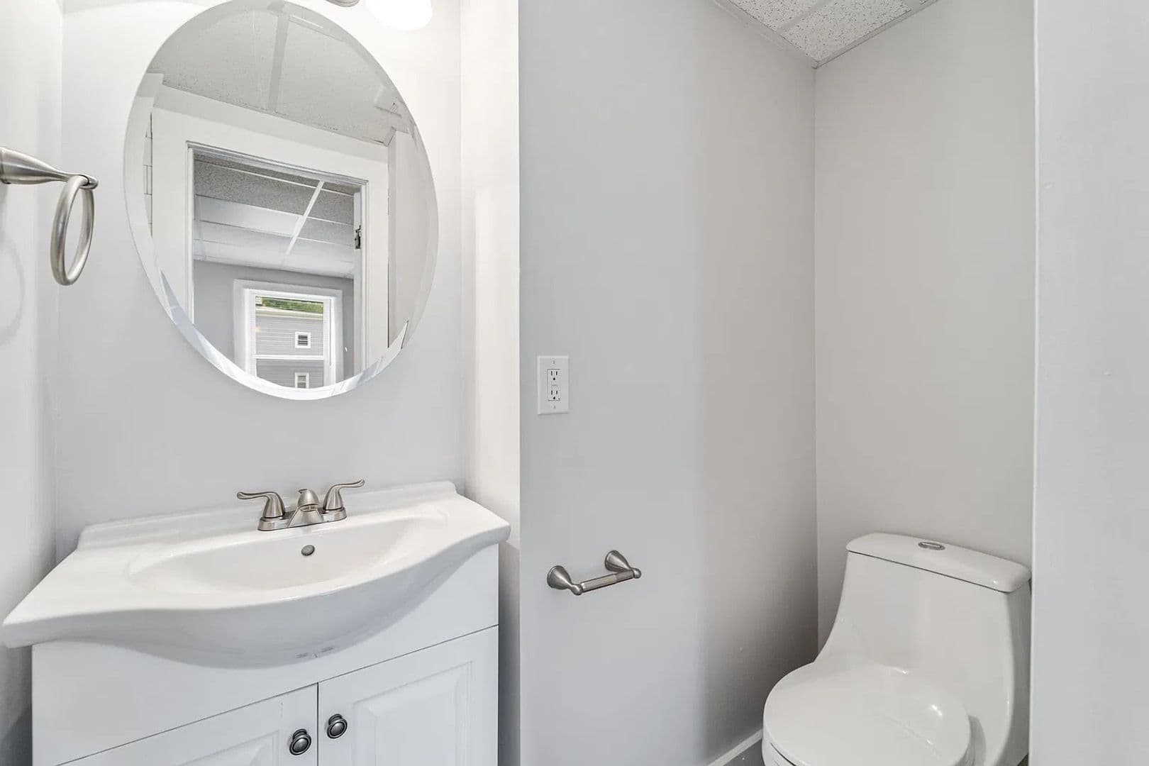 South Hadley Apartment: 9 Graves Street
