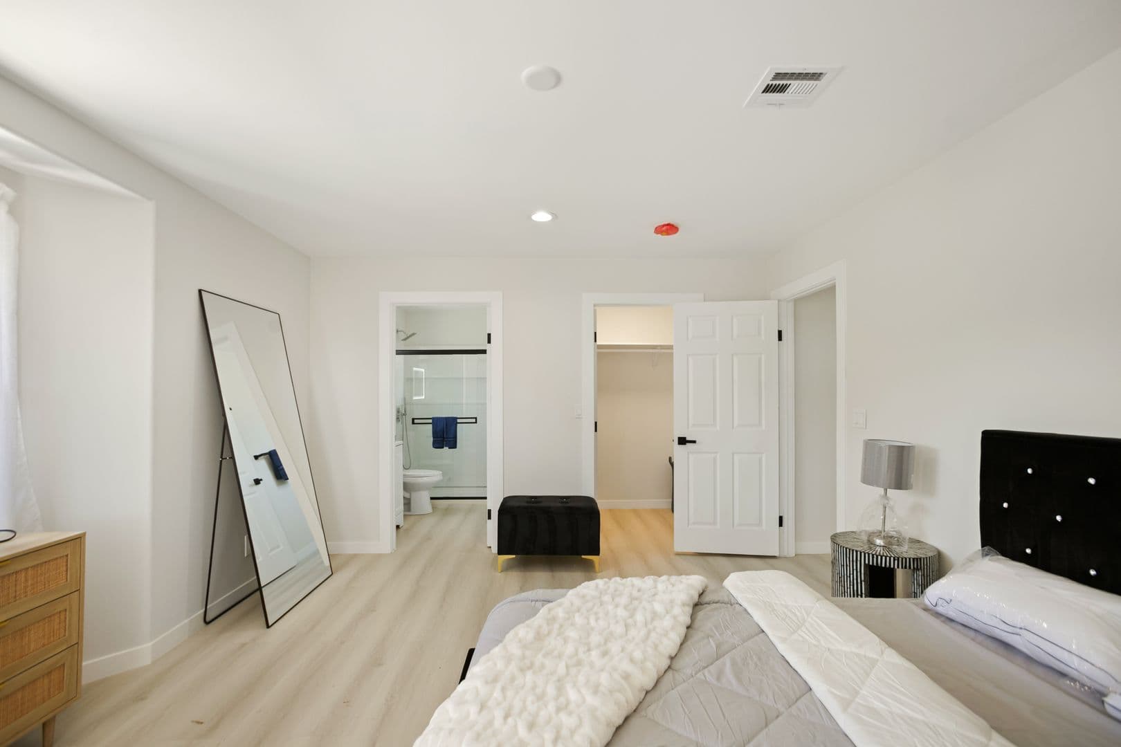 Reseda Apartment: 7904 Tampa Avenue