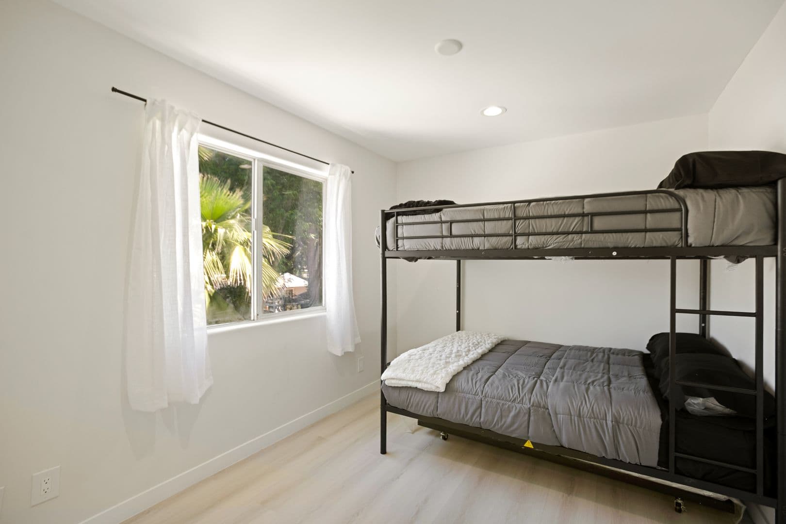 Reseda Apartment: 7904 Tampa Avenue