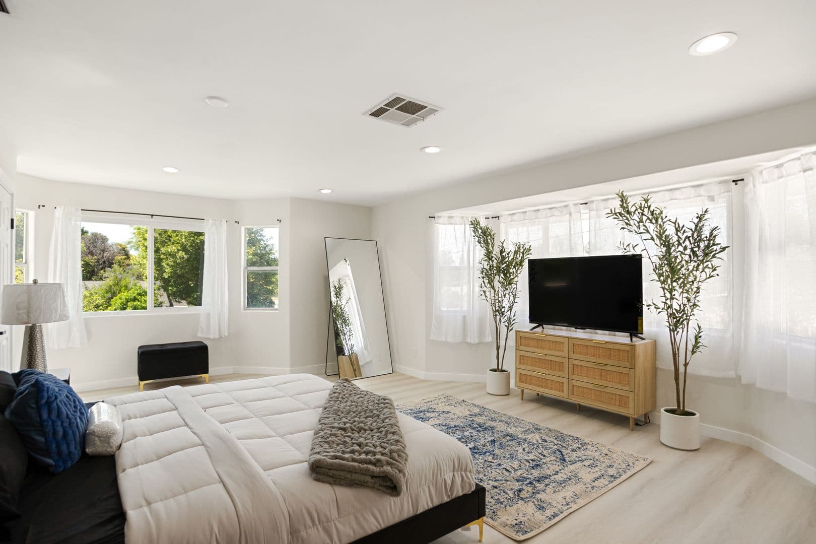Reseda Apartment: 7904 Tampa Avenue