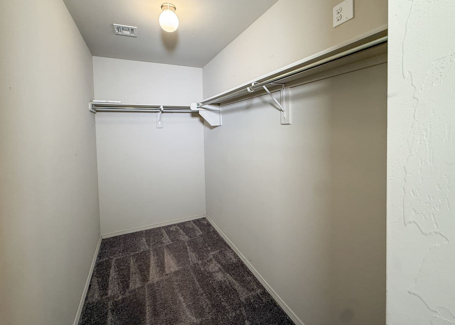 Newcastle House: 528 Fox Burrow Ln