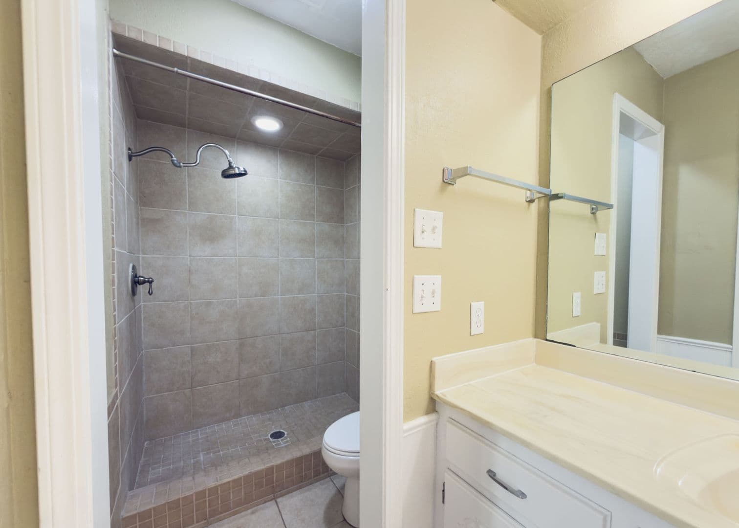 Edmond House: 812 Countrywood Ln