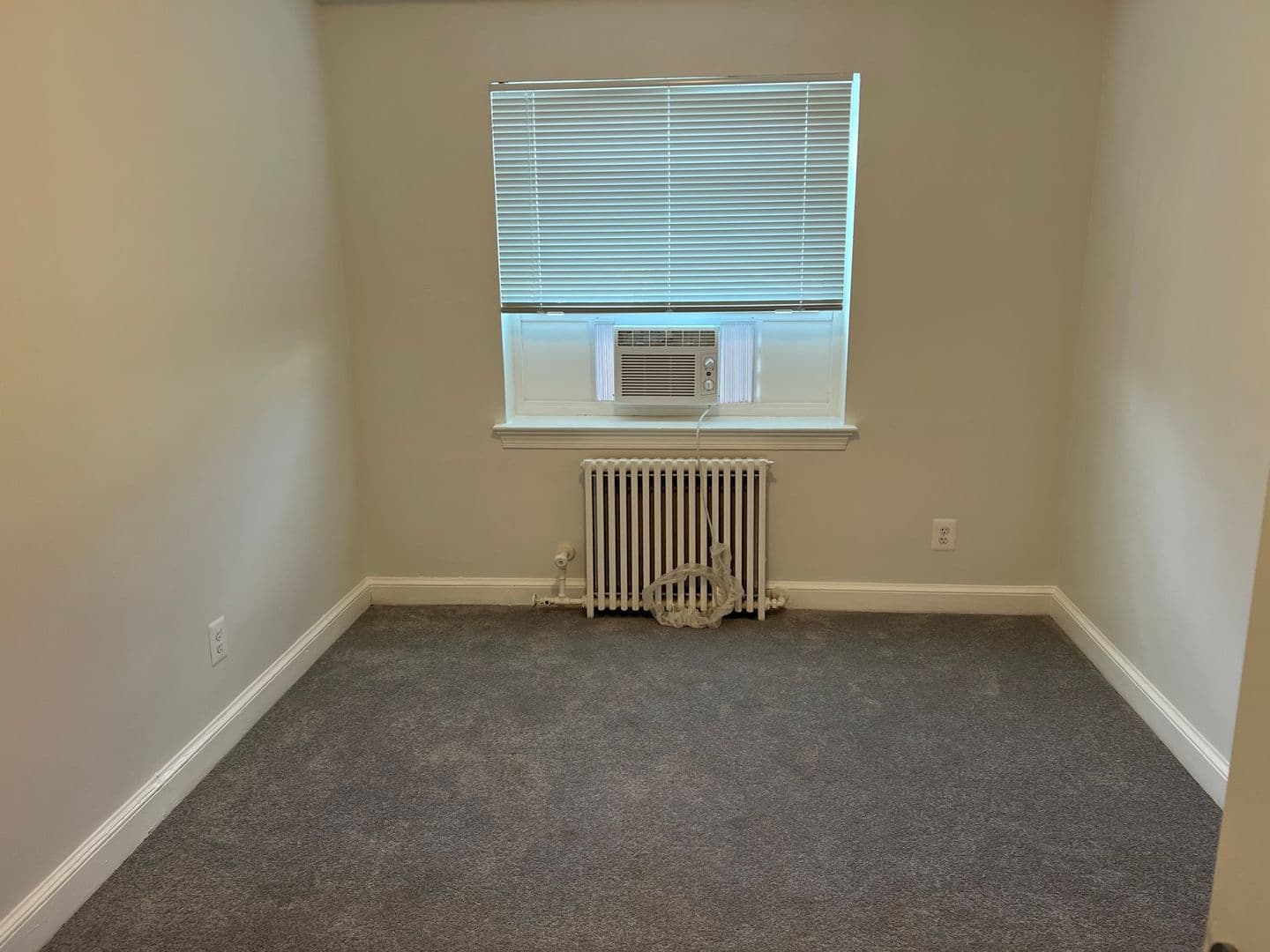 Gaithersburg Apartment: 40 N. Summit Avenue