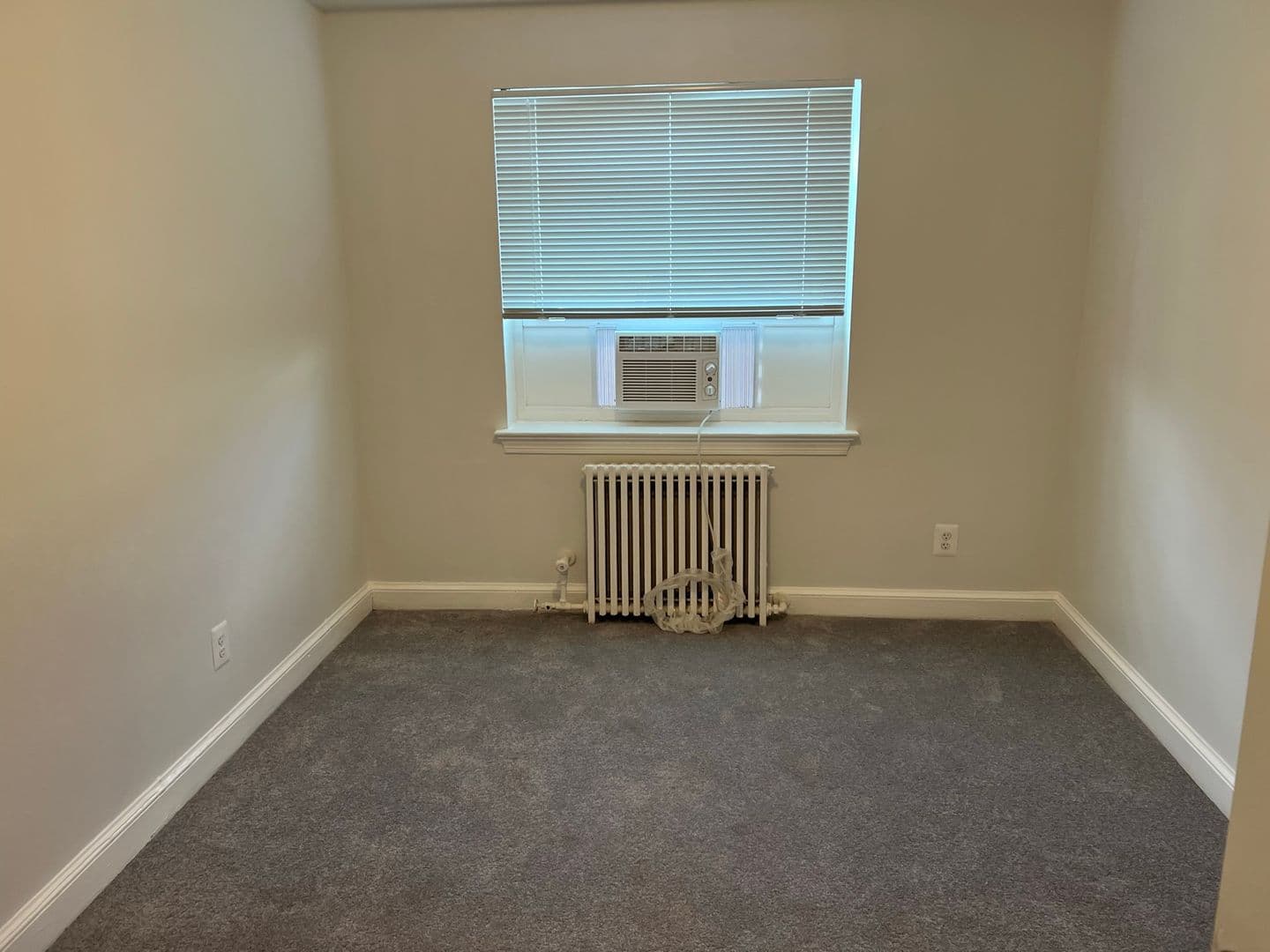 Gaithersburg Apartment: 40 N. Summit Avenue