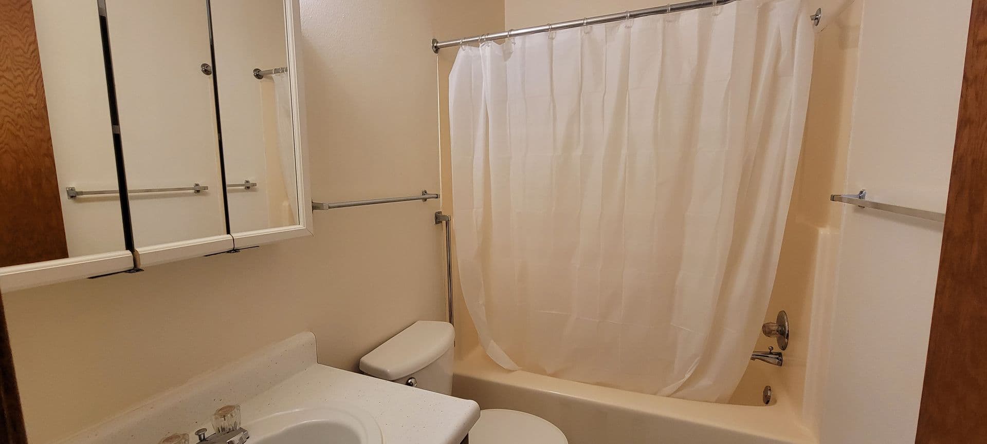 Colfax Apartment: 806, 808, 900, 902 University Ave