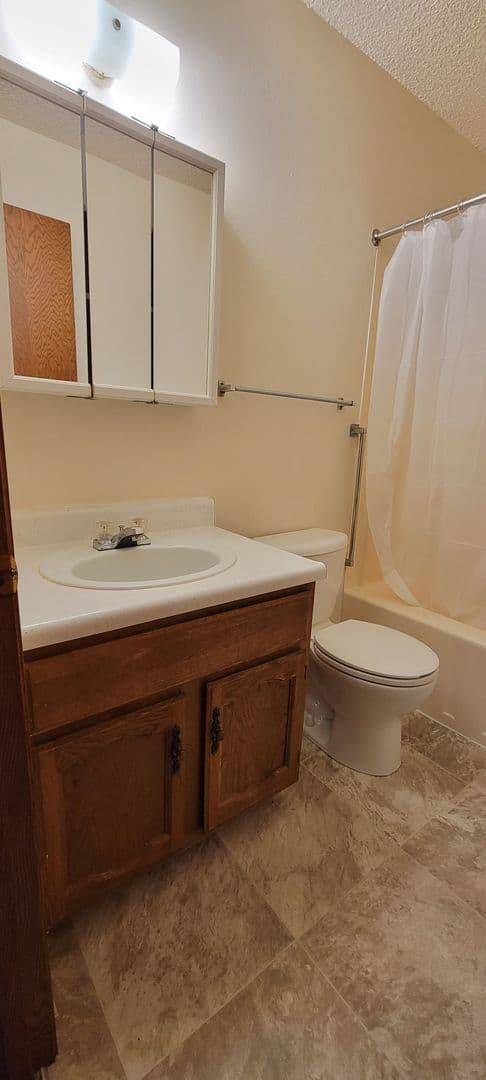 Colfax Apartment: 806, 808, 900, 902 University Ave
