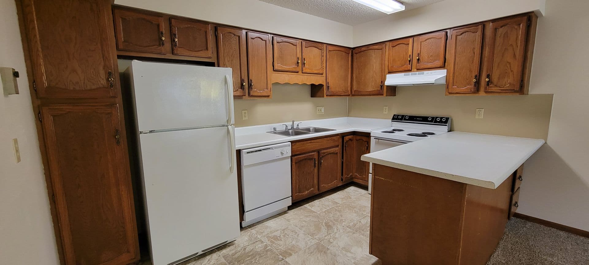 Colfax Apartment: 806, 808, 900, 902 University Ave