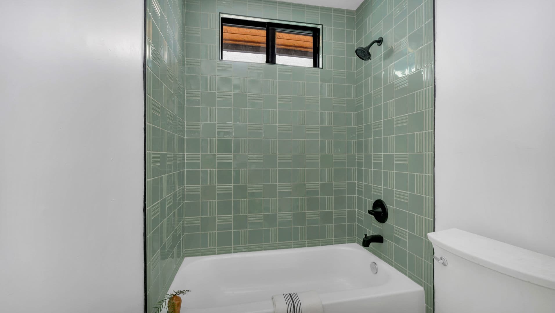 Los Angeles House: 4112 Prospect Ave