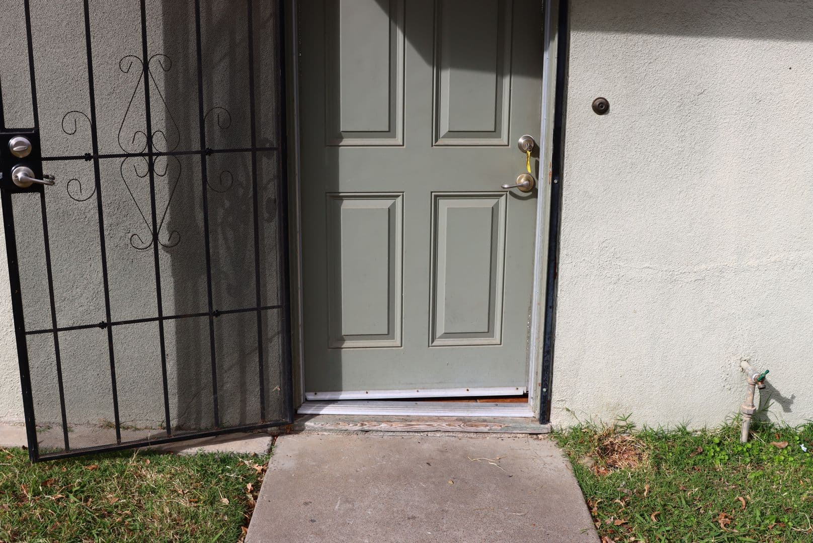 Merced Apartment: 308 W 20th St
