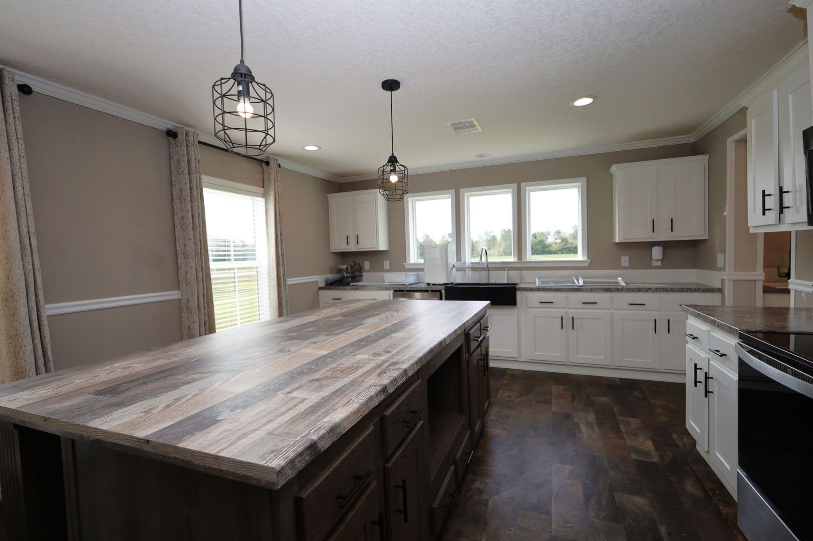 Naylor House: 596 S Hwy 135