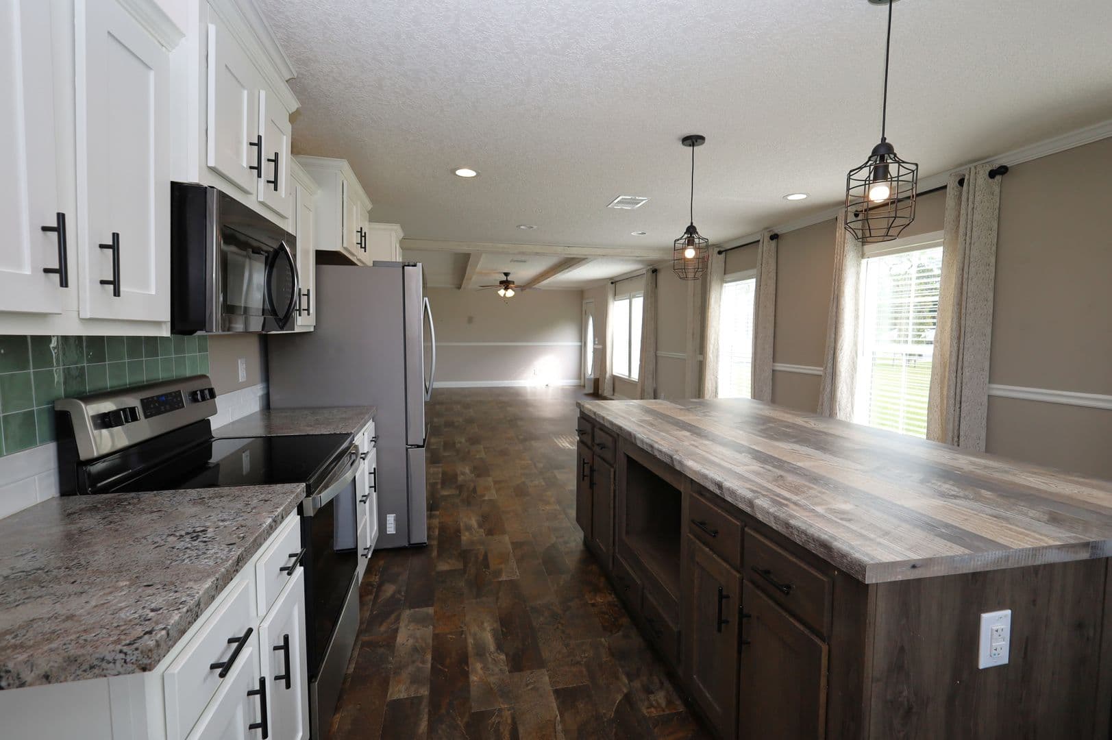 Naylor House: 596 S Hwy 135