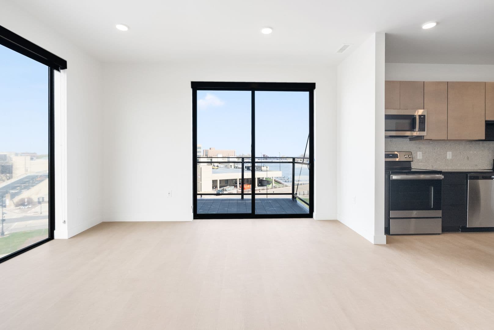 Oshkosh Apartment: 417 Marion Road