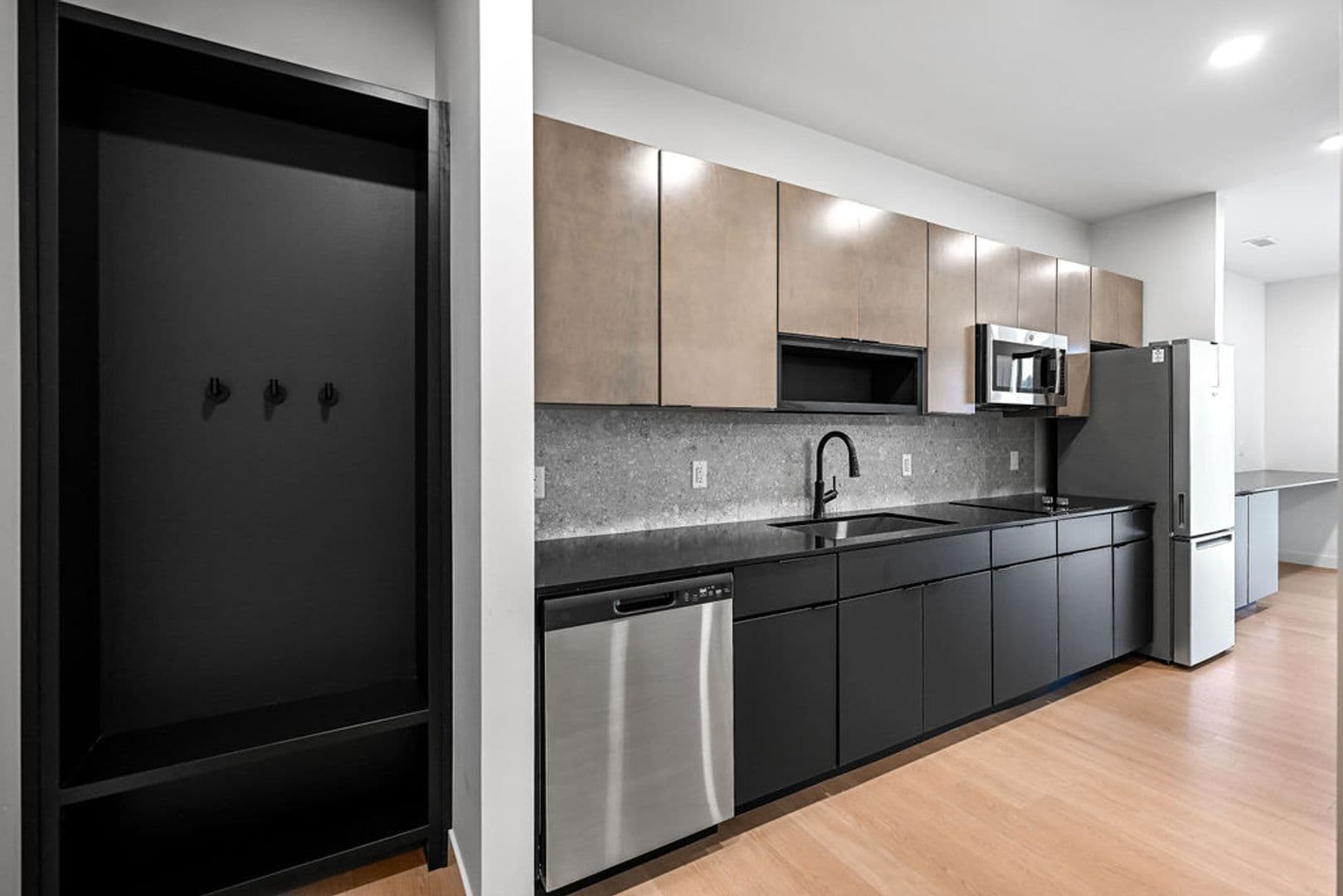 Oshkosh Apartment: 417 Marion Road