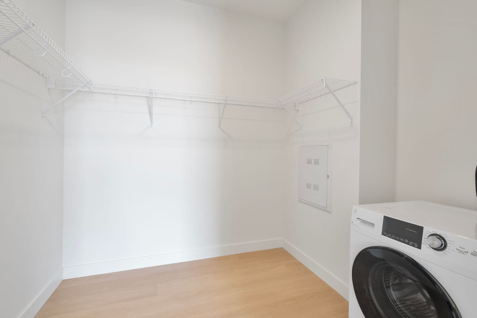 Oshkosh Apartment: 417 Marion Road