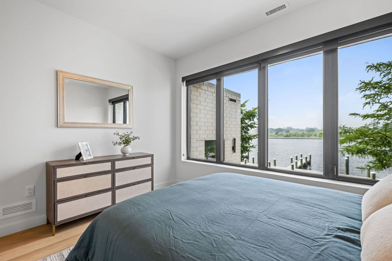 Oshkosh Apartment: 417 Marion Road