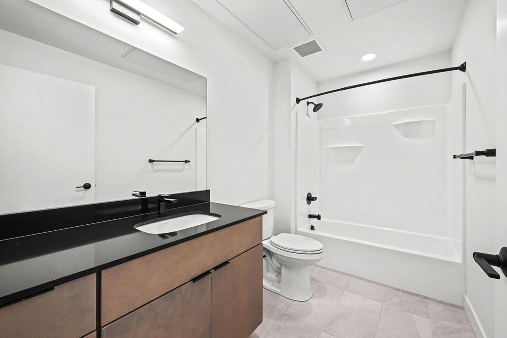 Oshkosh Apartment: 417 Marion Road