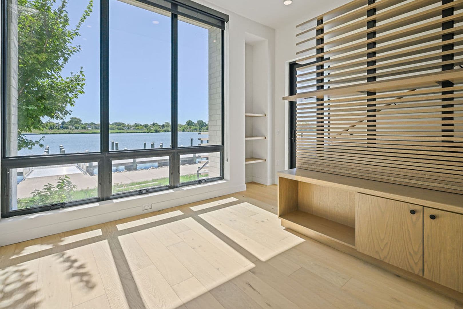 Oshkosh Apartment: 417 Marion Road